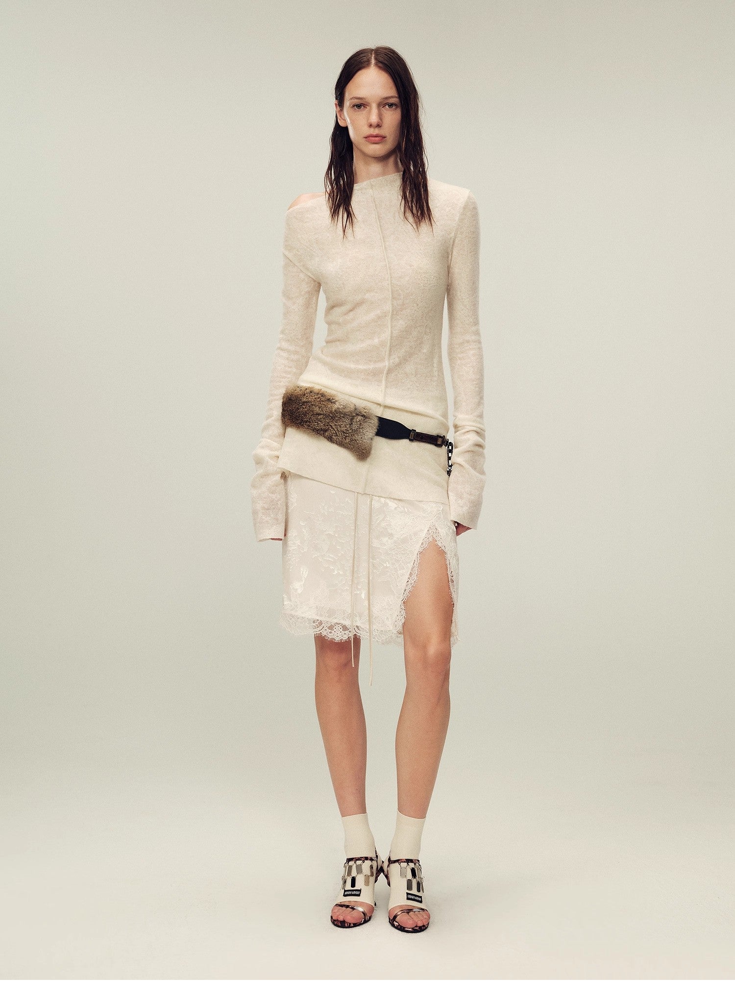 Wool blended texture velvet jacquard oblique shoulder knitted bottoming shirt for women in autumn "Morning Mist White"