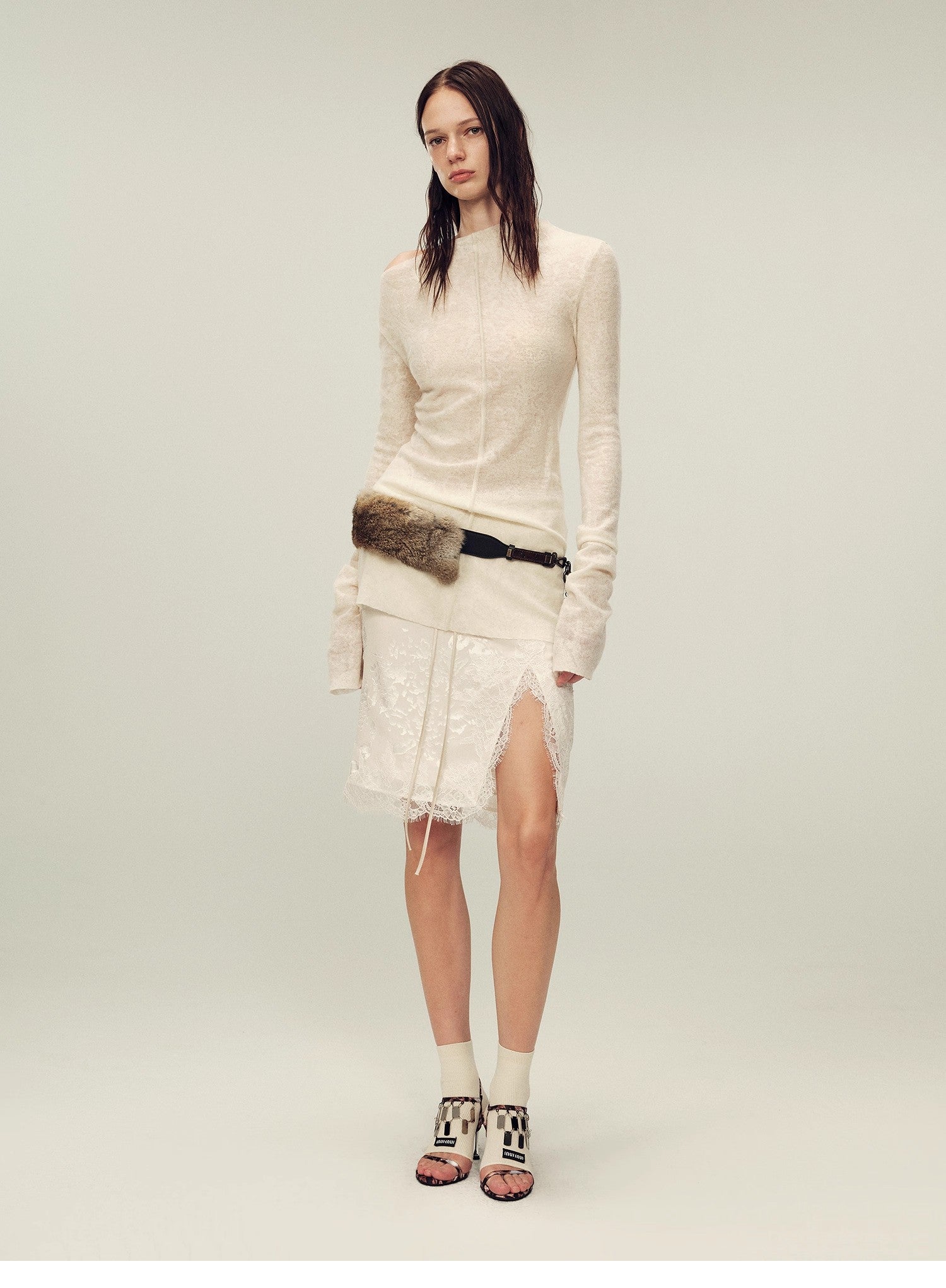 Wool blended texture velvet jacquard oblique shoulder knitted bottoming shirt for women in autumn "Morning Mist White"