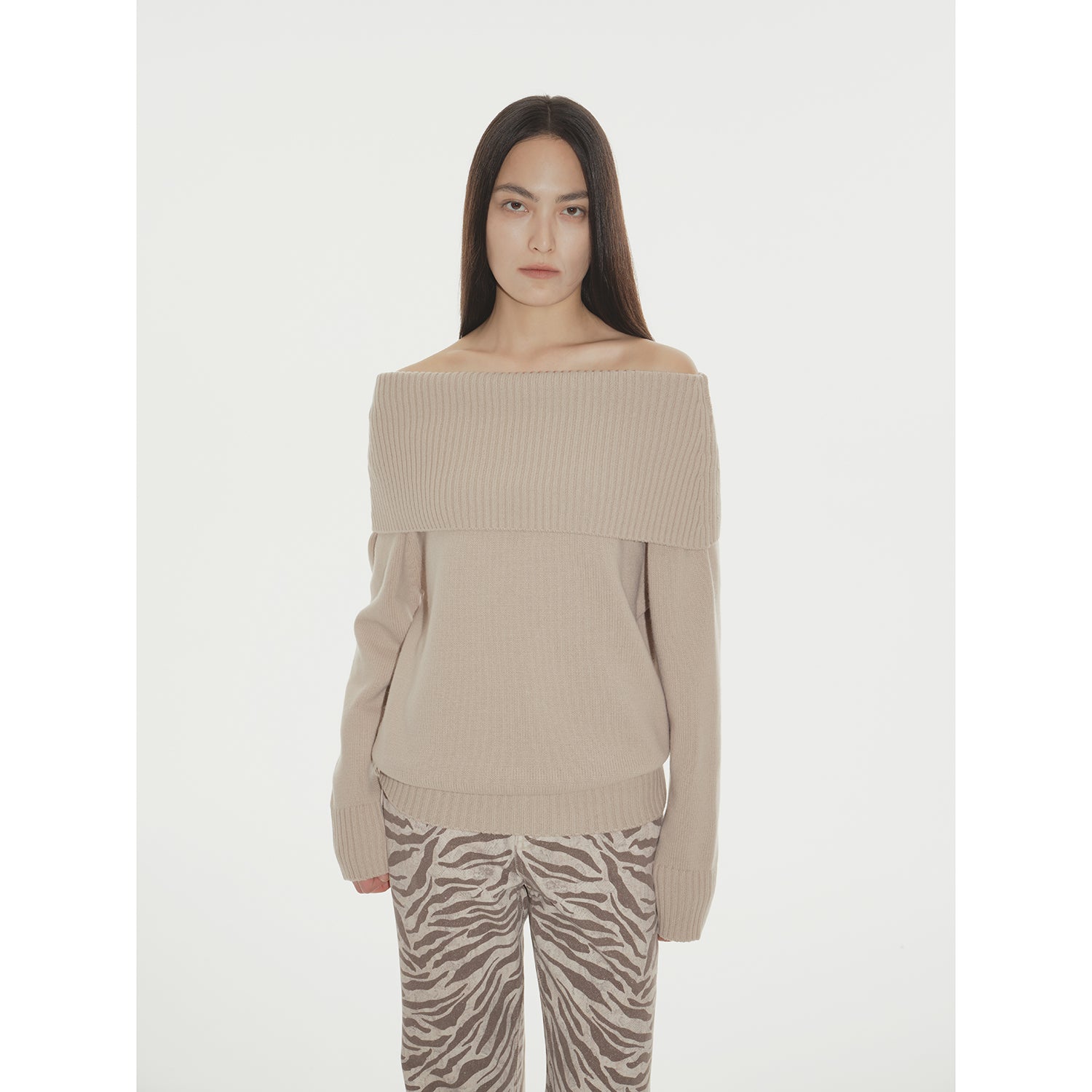 "Warm Women's Formula" French simple and versatile merino wool blended one-neck off-the-shoulder sweater